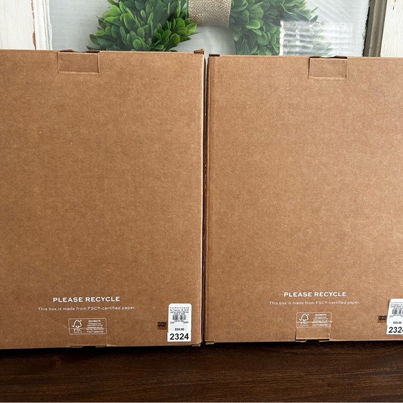 2 pottery barn LEATHER & HARDWARE 4×6 new frames. New in box - Picture 5 of 7